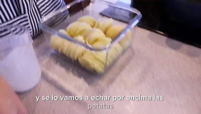 Verter la mezcla sobre las patatas.