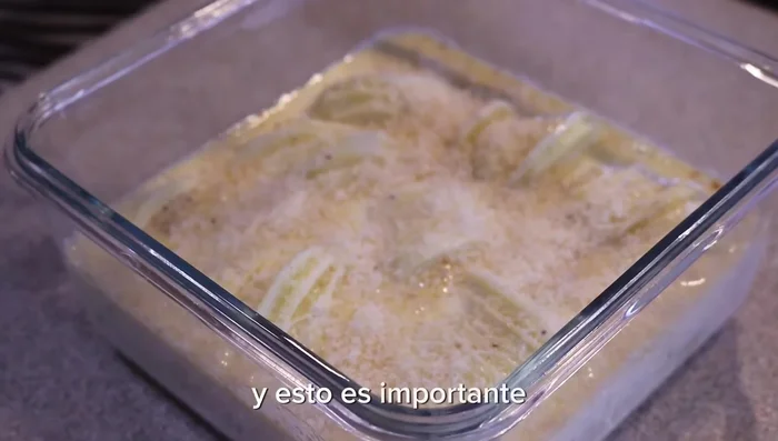 Espolvorear con queso parmesano. Cubrir la fuente con papel de aluminio para evitar que se quemen las patatas en la freidora de aire.