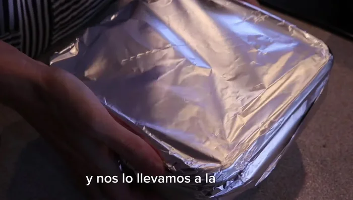 Hornear en la freidora de aire a 200°C durante 30 minutos. Comprobar si están listas, dependiendo del tipo de patata puede variar el tiempo de cocción.
