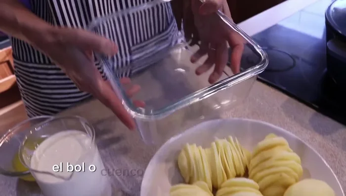 Cortar las patatas en láminas finas, como si fueran para tortilla. No te preocupes si se desarma, luego lo volvemos a armar.