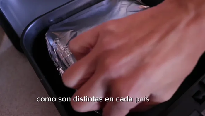 Retirar el papel aluminio. Agregar el resto del queso (mozzarella o el que prefieras) para gratinar.