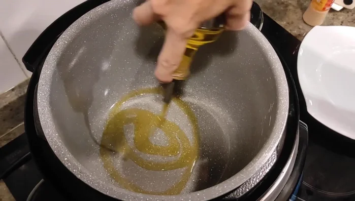 Añade un buen chorrito de aceite y, cuando esté caliente, agrega el arroz.