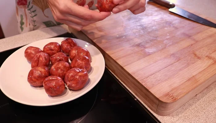 Pica el chorizo en trozos medianos y añádelo al sofrito. Sube el fuego ligeramente para que se dore un poco.
