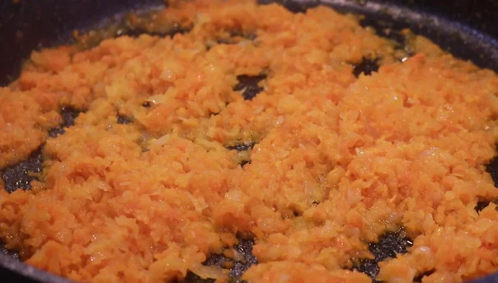 Mientras, pon a hervir agua en una olla para la pasta. Añade sal al agua.
