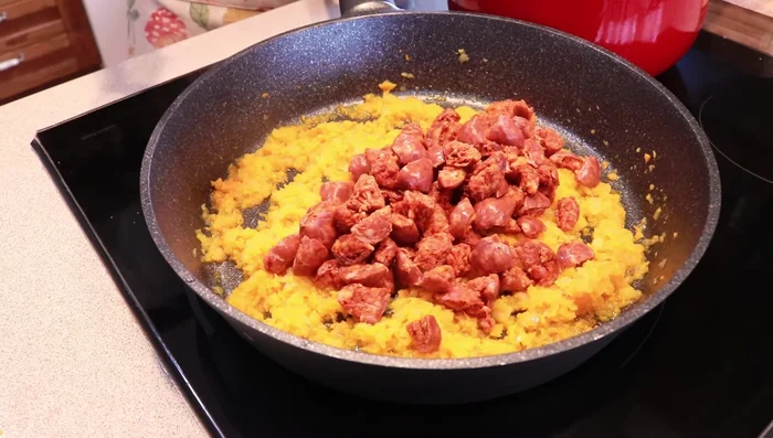 Una vez el chorizo esté cocinado (pierde algo de color), añade la salsa de tomate al sofrito y mezcla bien.