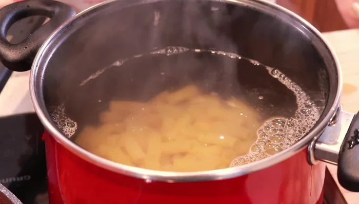 Cocina la pasta: Una vez el agua hierva, añade los macarrones. Cocina durante 10 minutos (resta 2 minutos al tiempo de cocción recomendado en el paquete para que la pasta no quede demasiado blanda al gratinarla). Remueve de vez en cuando para evitar que se pegue.