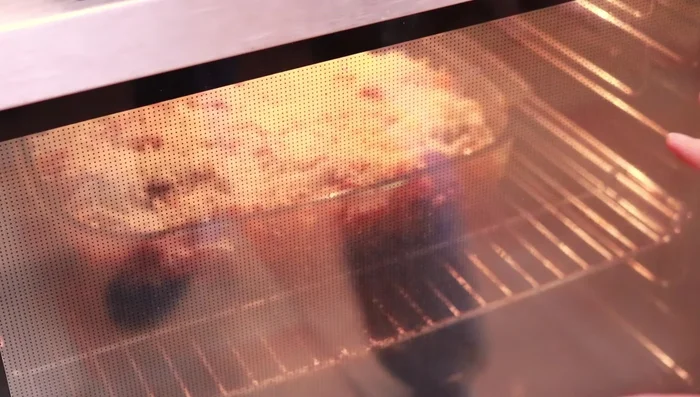 Gratina en el horno hasta que el queso esté derretido y ligeramente dorado a tu gusto.