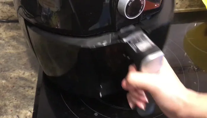 Cocinar durante 10 minutos, luego sacar y mover las alitas para asegurar una cocción uniforme. Repetir este proceso 2 veces más (10 minutos cada vez).