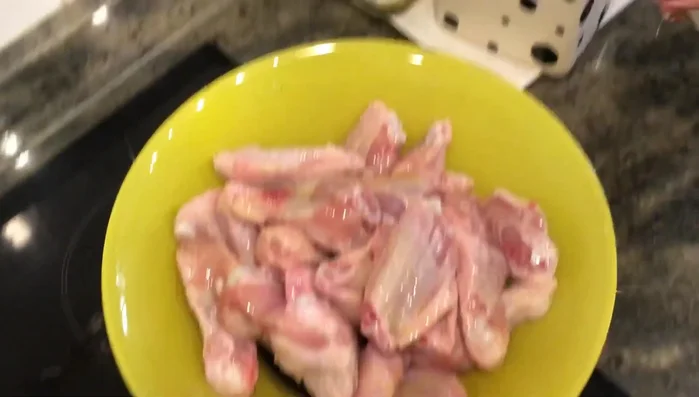 Rociar las alitas con aceite de oliva en spray o con un poco de aceite normal. Asegurarse de que estén ligeramente aceitosas.
