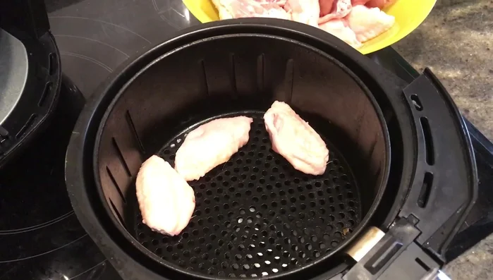 Colocar las alitas en la freidora de aire en una sola capa, sin amontonarlas. Si es necesario, cocinar en tandas.