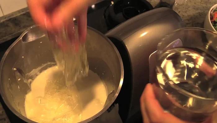 Incorporar las láminas de gelatina hidratadas a la mezcla de queso y nata. Mezclar bien.