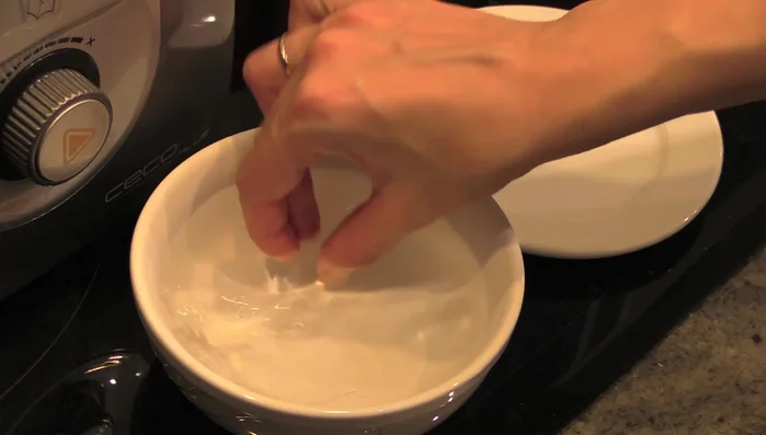Hidratar 1 o 2 láminas de gelatina para la cobertura.