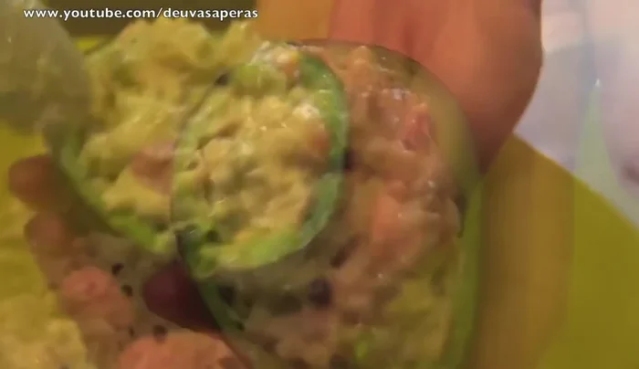 Rellenar los aguacates y decorar con unas bolitas de caviar y un langostino.