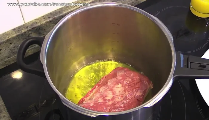 Para el lomo asado, sellar la carne en una olla express con aceite caliente y sal.