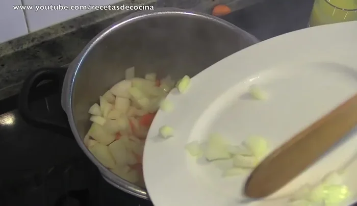 Añadir la cebolla y la zanahoria picadas a la olla, sazonar y cocinar hasta que se ablanden.