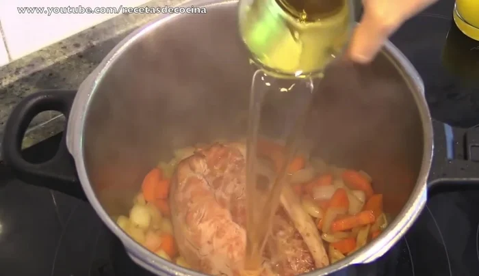 Devolver la carne a la olla, añadir el vino blanco y dejar que se evapore el alcohol.