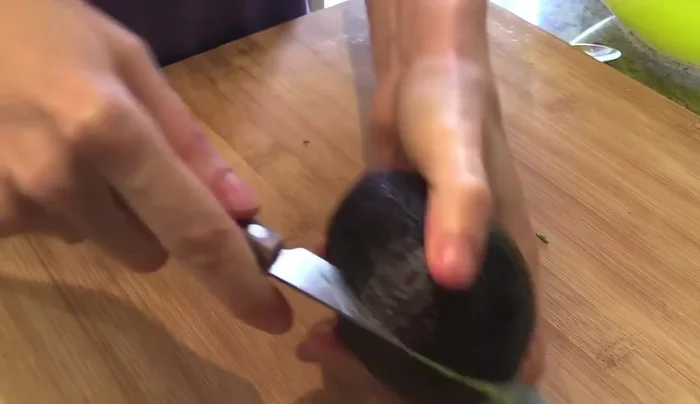 Abrir los aguacates por la mitad y sacar la carne con una cuchara sin raspar la piel.