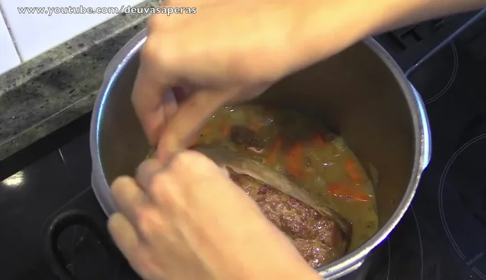 Agregar el zumo de naranja, concentrado de carne (opcional), sazonar y cerrar la olla. Cocinar a fuego bajo durante 20 minutos.