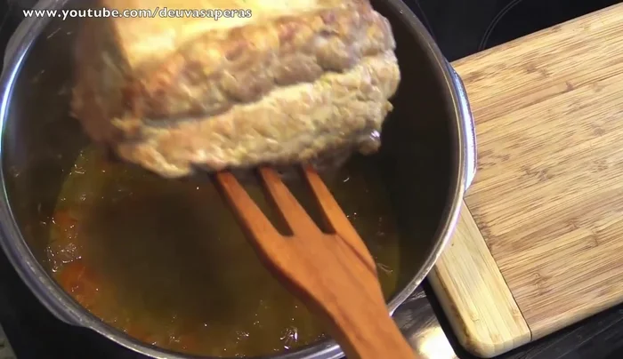 Sacar el lomo y dejar enfriar. Preparar la salsa separando las verduras del líquido.