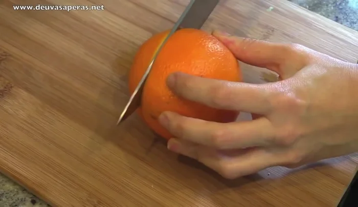 Reducir el líquido en un cazo, añadir rodajas de naranja (opcional), miel, ralladura de naranja, jengibre (opcional) y maicena disuelta en agua fría.