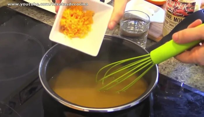 Dejar hervir hasta que la salsa espese. Probar y rectificar el sabor si es necesario.
