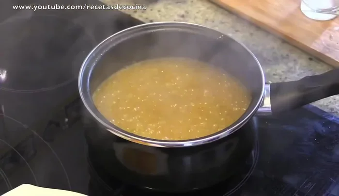 Servir el lomo asado con la salsa y las verduras.