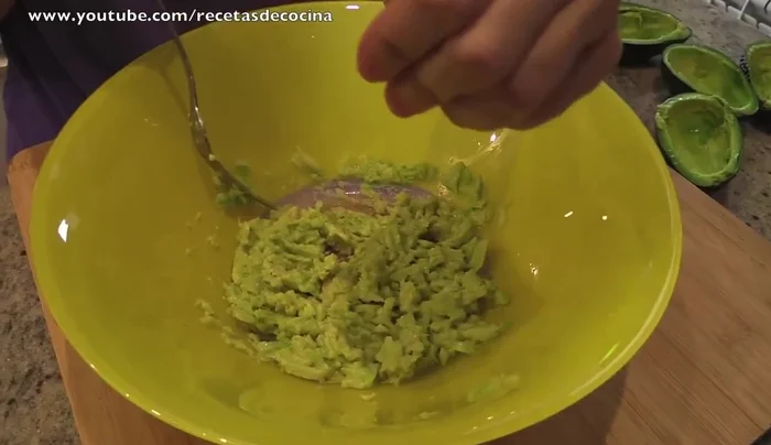 Echar la carne de aguacate en un bol, rociarla con zumo de limón y añadir sal.