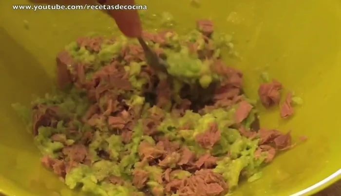 Añadir al bol el atún desmigado, la cebolleta y el pepinillo picados finamente, los langostinos cortados, la lechuga y el huevo picados.