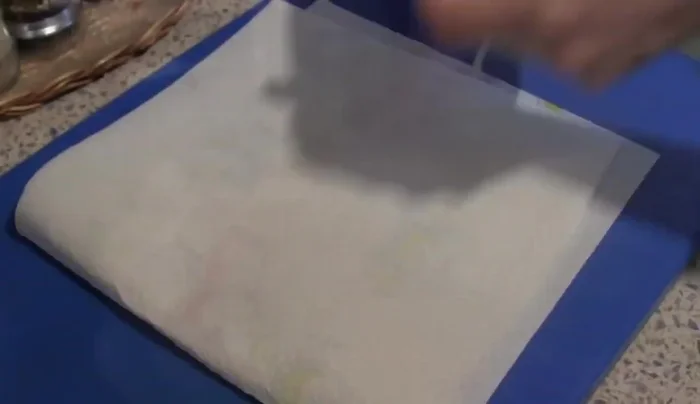 Limpiar la sepia: mojar, secar con papel de cocina y quitar la cabeza y las partes no aprovechables (cerillas y alas).
