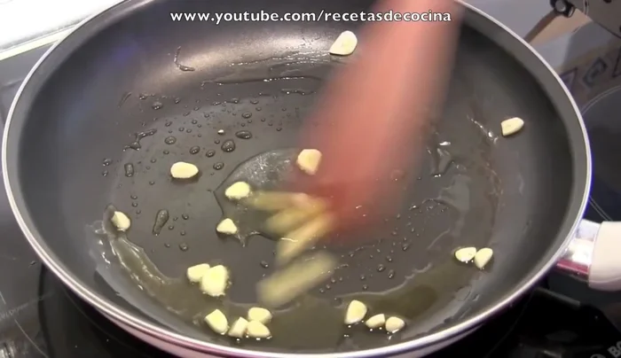 En una sartén o plancha caliente con aceite, dorar los ajos. Agregar la sepia y cocinar hasta que se tueste y se vuelva blanca.