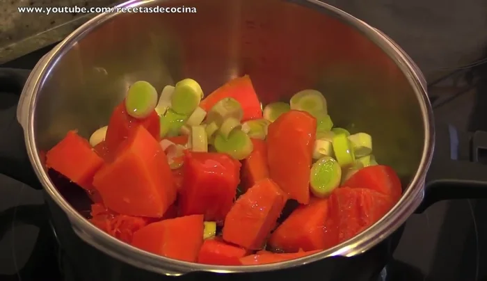 En una olla express con un chorrito de aceite, tostar a fuego fuerte el puerro, ajo y calabaza con un poco de sal.
