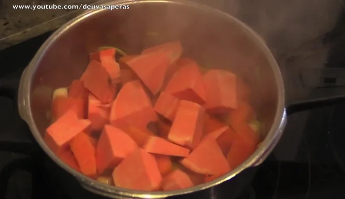 Agregar la batata cortada en trozos gruesos, 500ml de agua o caldo, cerrar la olla y cocinar 10 minutos a presión.