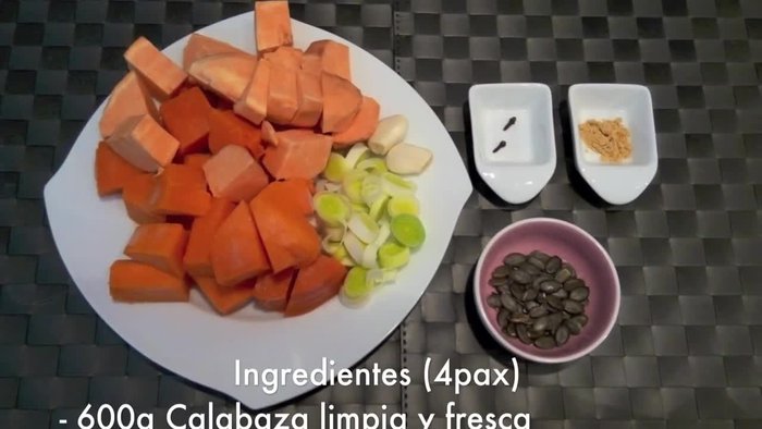 Limpiar y cortar la calabaza en trozos, el puerro en rodajas y los ajos.