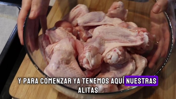 En un recipiente amplio, mezclar las alitas con sal, pimienta, comino, ajo en polvo y los condimentos opcionales (para pollo o griego). Agregar las especias al gusto.