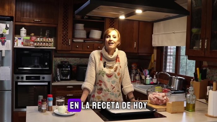 Precalentar el horno. Limpiar y preparar las alitas de pollo quitándoles la punta.
