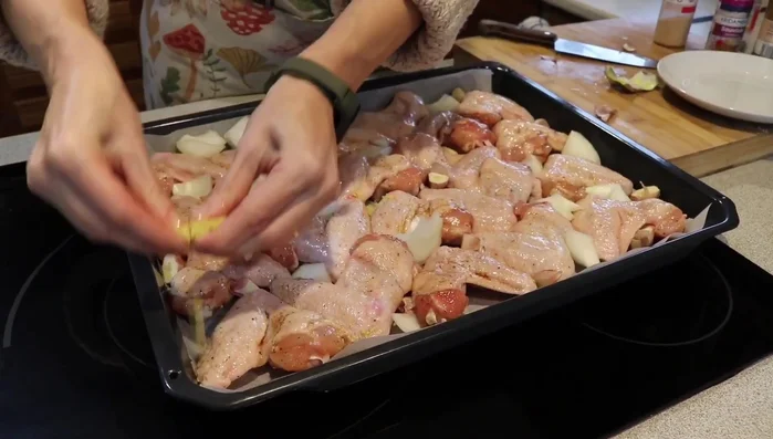 Desmenuzar la pastilla de caldo de pollo (o agregar caldo casero) y distribuirla por la bandeja.