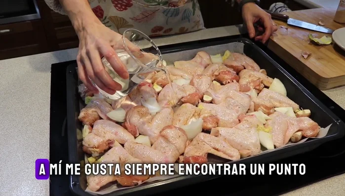 Regar las alitas con medio litro de agua aproximadamente.