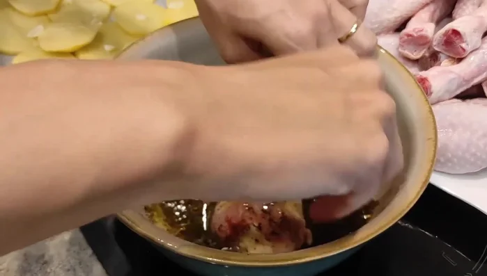 Mojar cada pieza de pollo en el majado hasta que quede bien impregnado. Usar el majado sobrante para echarlo por encima del pollo.