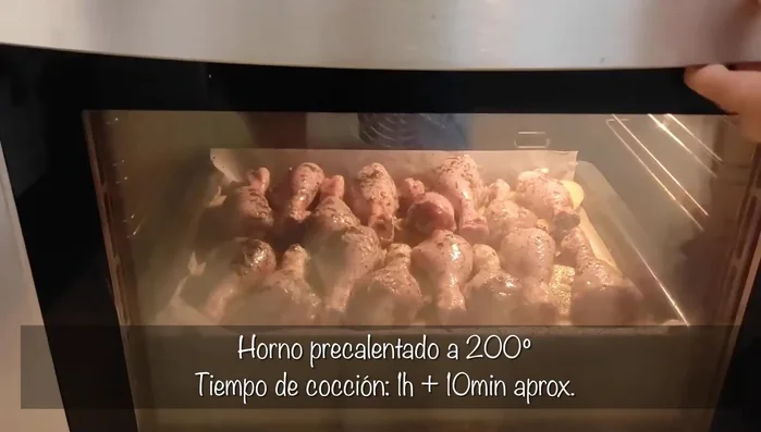 Hornear a 200°C durante aproximadamente 1 hora y 10 minutos, hasta que el pollo esté dorado.
