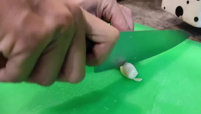 Laminar los dientes de ajo (reservar un par si se desea para el majado). Colocar los ajos sobre las patatas.