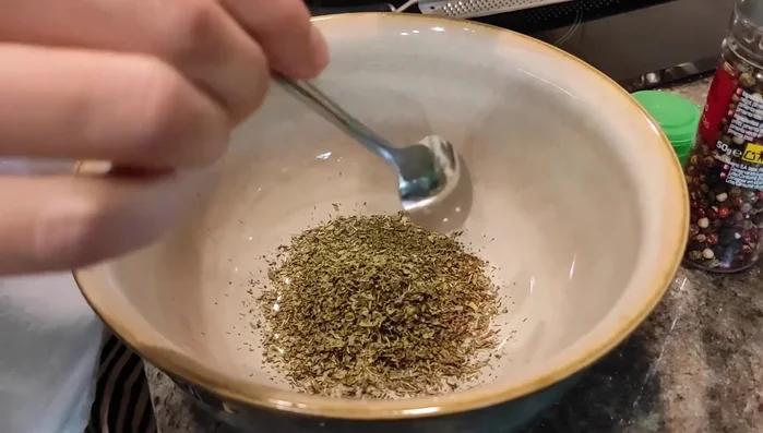 En un cuenco, añadir las hierbas (a gusto), pimienta y un poco más de ajo picado si se desea. Agregar sal generosa.