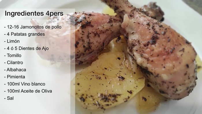 Lavar y pelar las patatas. Cortarlas en rodajas finas y colocarlas en una bandeja de horno (opcionalmente, usar papel de horno). Sazonar bien y cubrir con aceite.