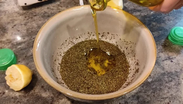 Agregar el aceite al majado. Se puede dejar macerar el pollo en el majado o añadirlo directamente.