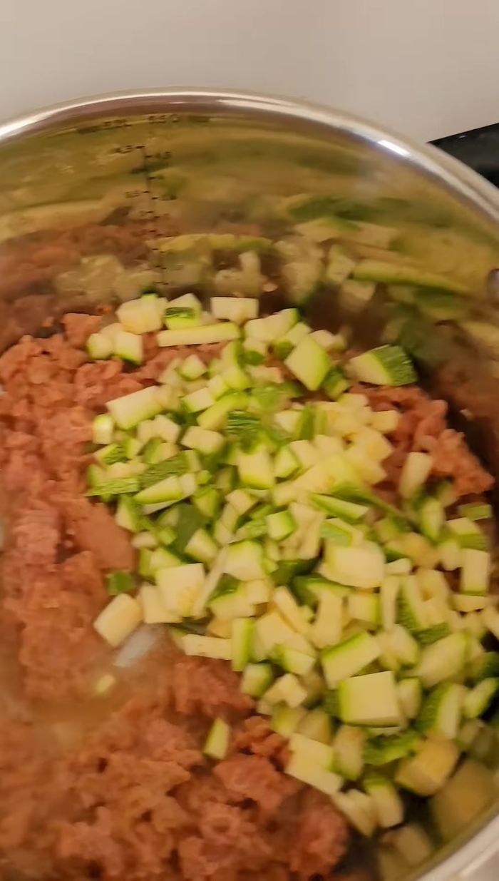 Una vez deshebrada la salchicha, incorporar el calabacín para evitar que la salsa quede muy aguada.