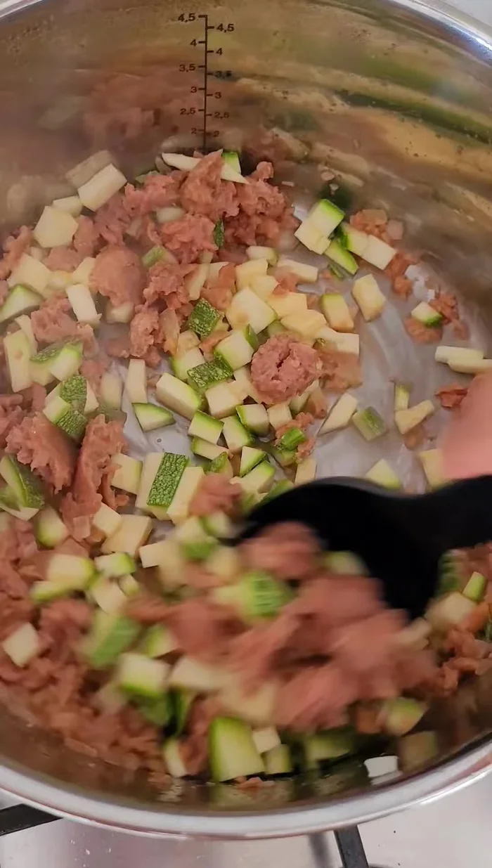 Agregar la crema vegana y el queso mozzarella vegano (o el queso vegano de tu preferencia).