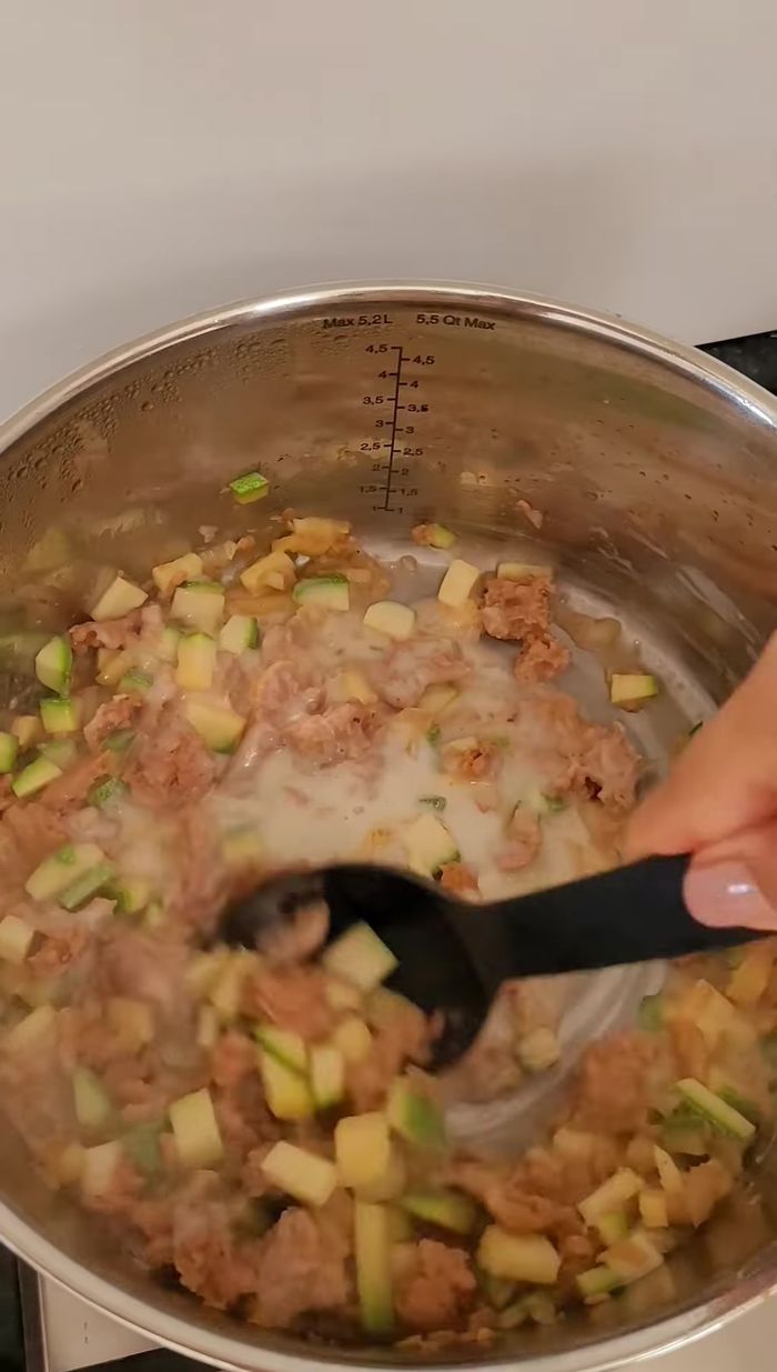 Cocinar hasta que los sabores se mezclen.