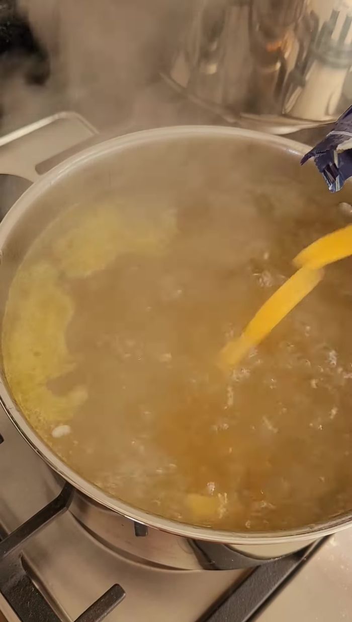 Cocer la pasta en agua hirviendo.