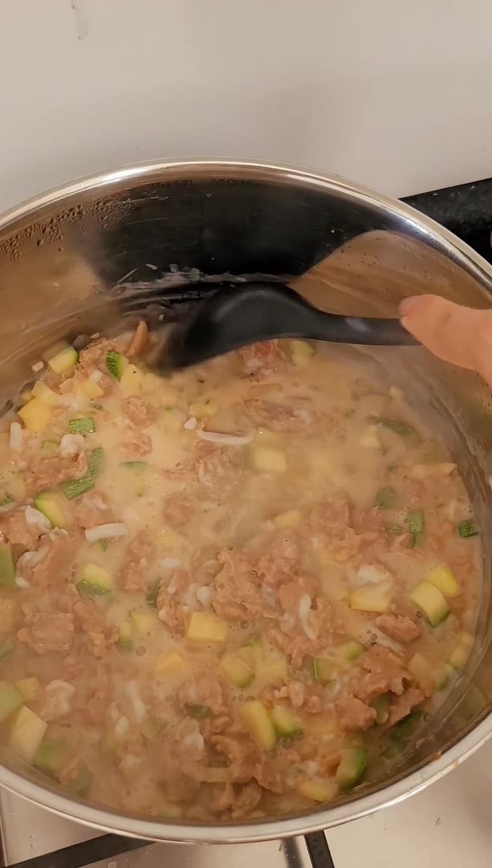 Rallar el queso para que se derrita con la crema. Si la salsa está muy espesa, agregar un poco de agua de la pasta.