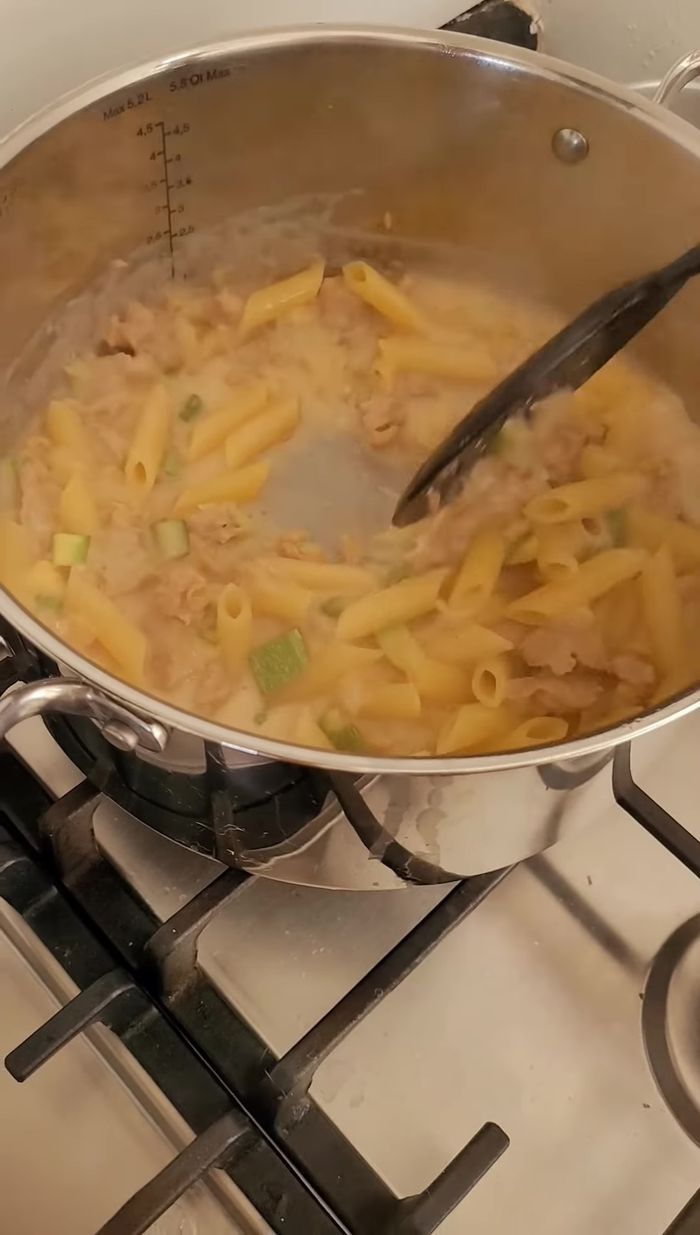 Mezclar la pasta con la salsa cremosa.