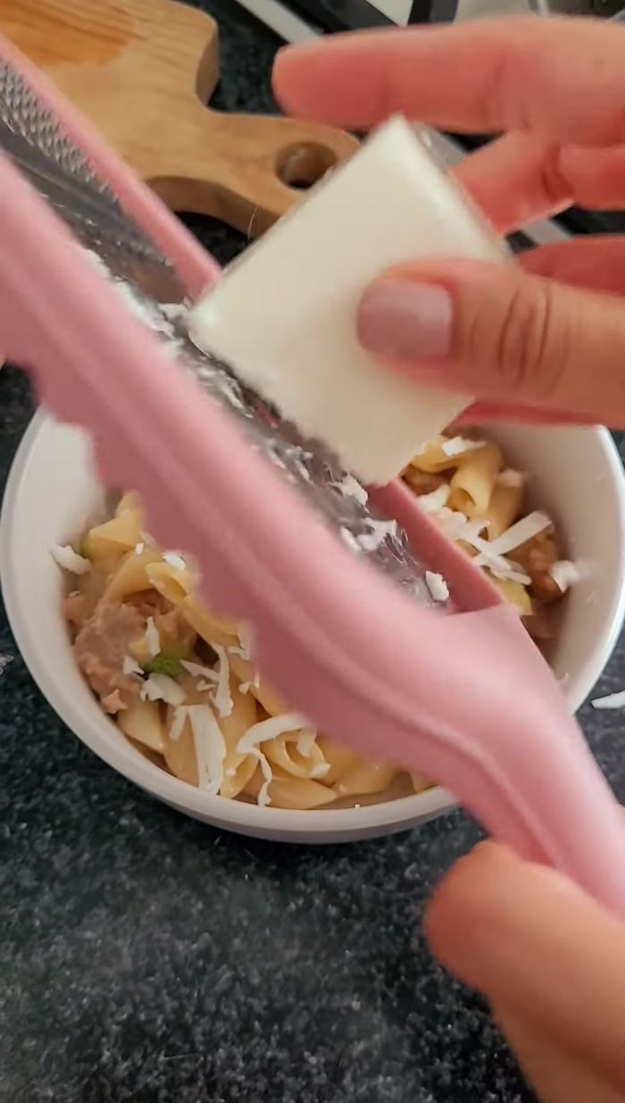 Servir, agregar más queso y pimienta negra recién molida.